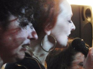 Gaja, al microfono, e Sabrina Manfredi durante la lettura “a due voci” del racconto “Quante volte” di Gaja Cenciarelli