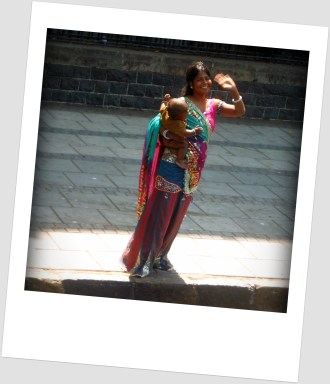 donna indiana che sorride a Mumbai-001